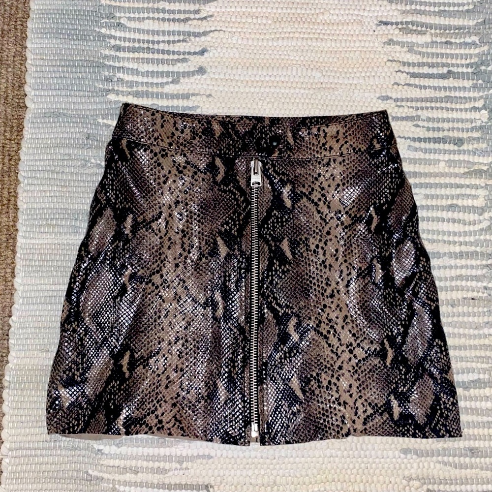 Super cute snake print mini-skirt.